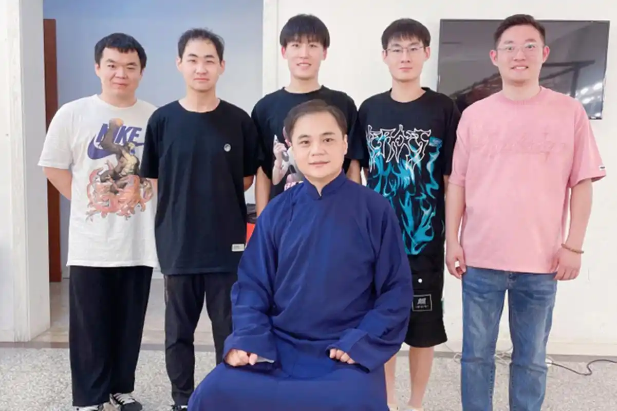 7月27日,德云社高峰凌晨晒出了与徒弟的合影照.