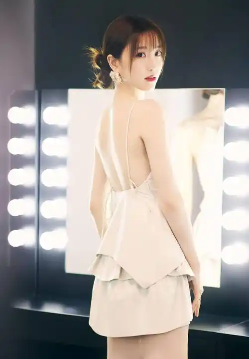 张纯烨背带露背裙时尚可爱_的设计_魅力_娱乐