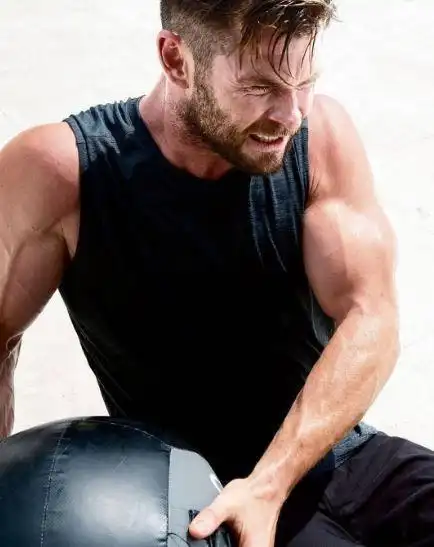 各位雷神粉,请慢慢欣赏我家 chris 的完美肌肉线