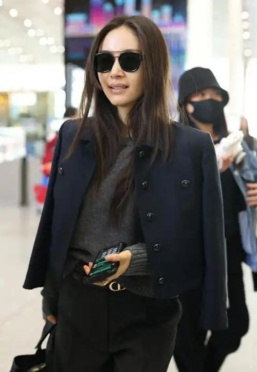 王子文素颜现身机场酷飒有范