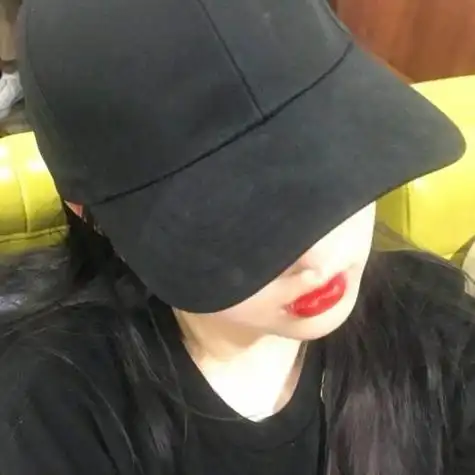 女生戴帽子头像超酷