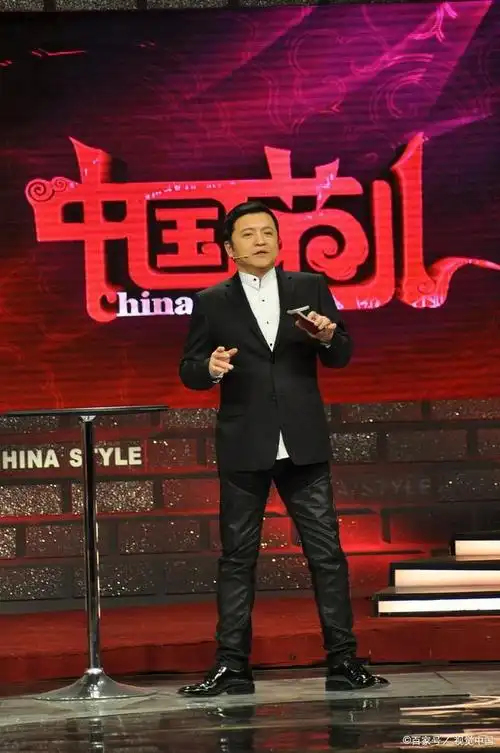 赵屹鸥:曾是中国飞行员,退伍后成央视主持人,爱妻相伴生活美满