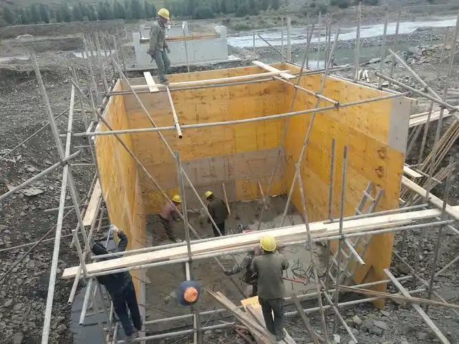 现场地下水丰富两台大潜水泵抽水,支模工人10人正有序进行.