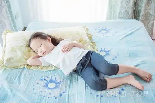 小女孩睡觉在天时间