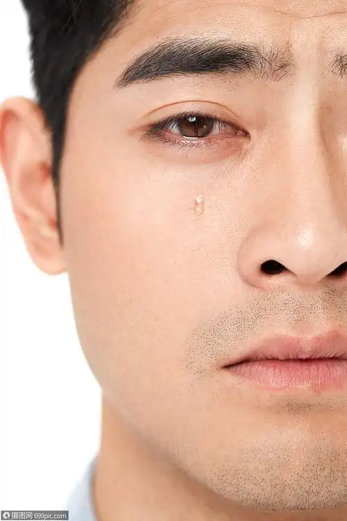 青年男性掉眼泪流泪特写
