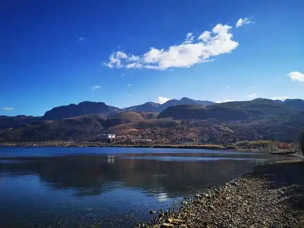 蓝色湖泊 风光 清澈 蓝天白云 湖水清澈湛蓝