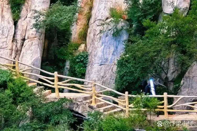 嵩山书册崖位于河南郑州登封市,是一处壮丽的自然景观.