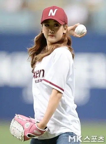 组图:bestie姜蕙妍为棒球赛开球 穿牛仔裤暴露短腿
