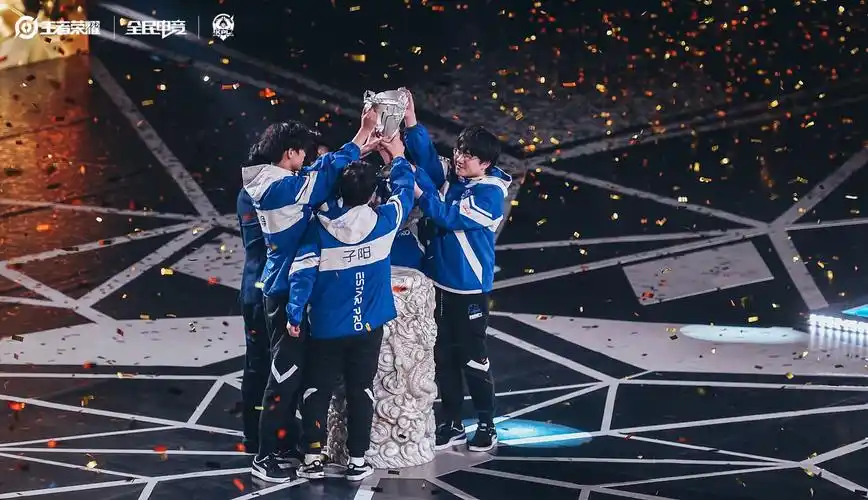 星北望射天狼秋天的武汉estarpro捧起了属于他们的银龙杯