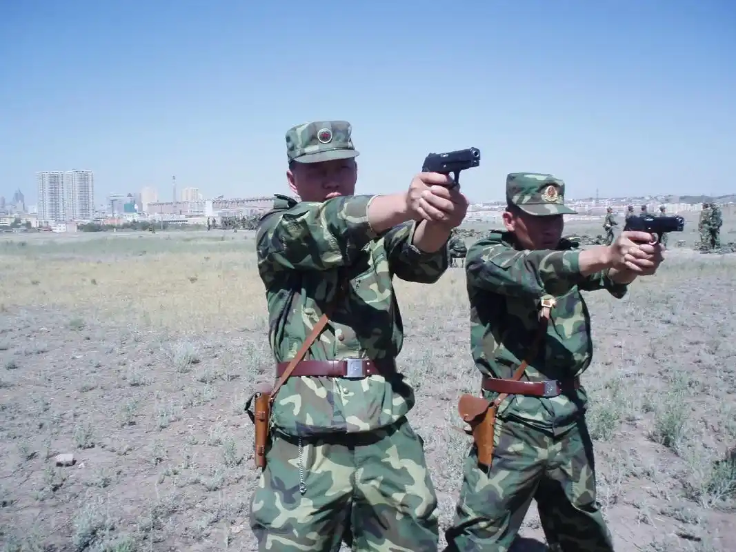 一组老照片,纪录那些年军旅生活一起摸爬滚打的战友们! - 抖音