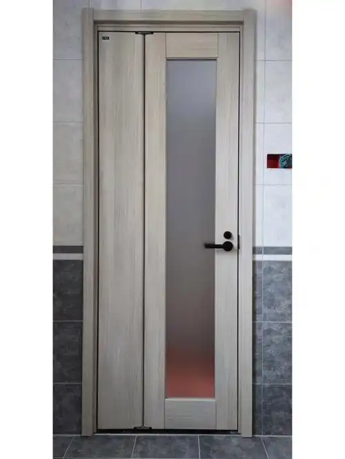 骊住栗色大玻璃中折门,也蛮好看的