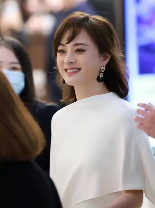 赵丽颖香肩诱人,刘亦菲蜂腰翘臀,都败给了自然老去的孙俪