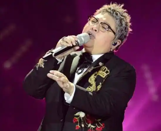 韩红自曝大学时曾是"校花",看了她18岁的照片,我真的被惊艳了_身材