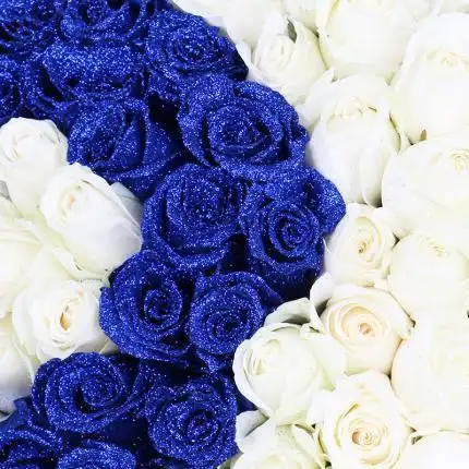 与你相守----69朵白玫瑰,30朵蓝色妖姬,搭配相思梅,栀子叶