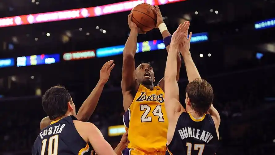 球场上起跳投篮中的科比桌面壁纸