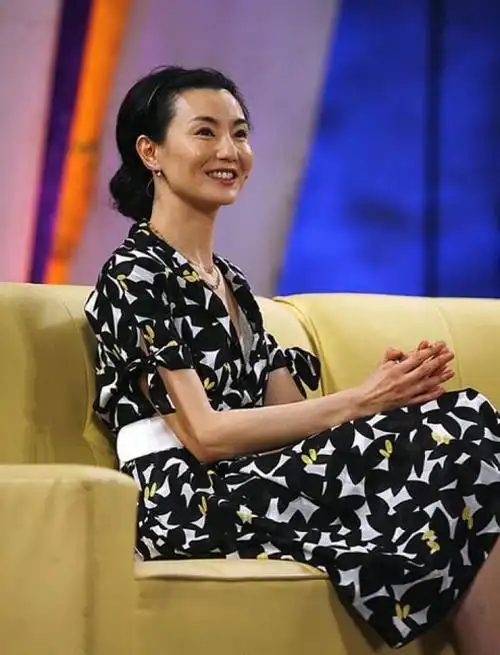 张曼玉58岁还染金发,追赶潮流似辣妹,但头发稀疏秃顶特别显老!