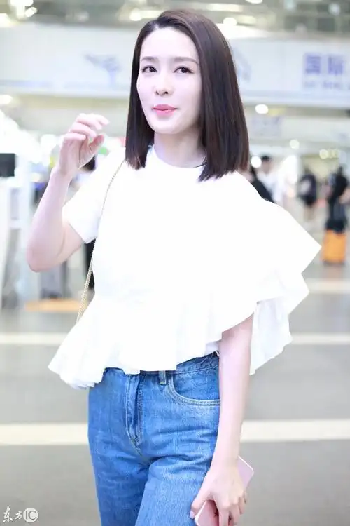 李沁穿白衣搭配蓝牛仔裤现身机场皮肤白皙面带微笑