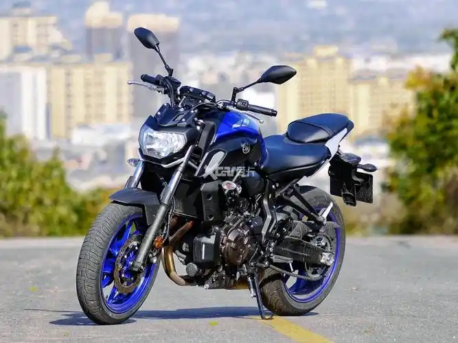 位置都是当下运动街车的主流设计风格,当然mt-07作为一款并列双缸车型