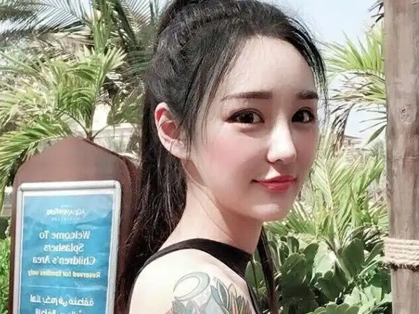 知名lol选手太太团,uzi,若风女朋友没啥,唯独她成大赢家