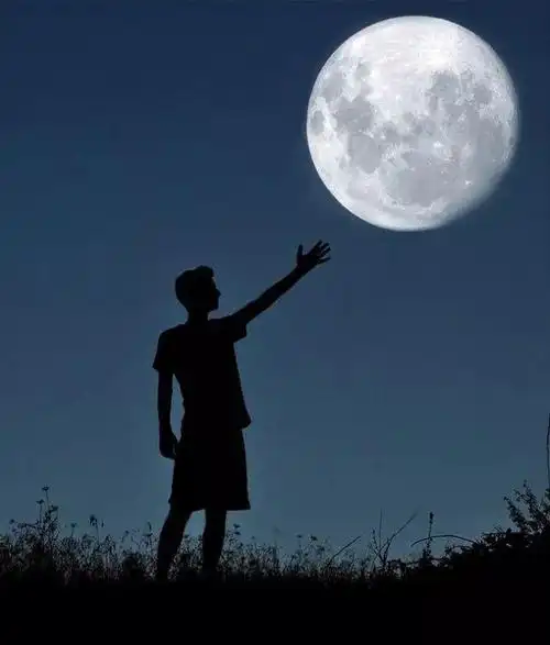 就像adrian limani一样,只需一个月亮,一个人,就可以玩出新花样.