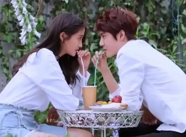 王一博关晓彤"亲密照"曝光!两人共喝一杯饮料,鹿晗评论区炸了