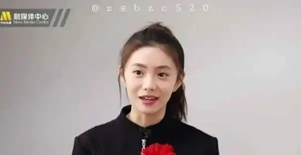 原创新谋女郎获年度最具潜力演员穿小黑裙拿红花笑靥如花像章子怡