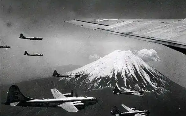 美日硫磺岛战役爆发,东京大轰炸