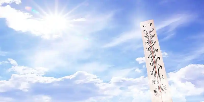 蓝色白色抽象简约清新蓝天白云温度计夏天高温展板背景