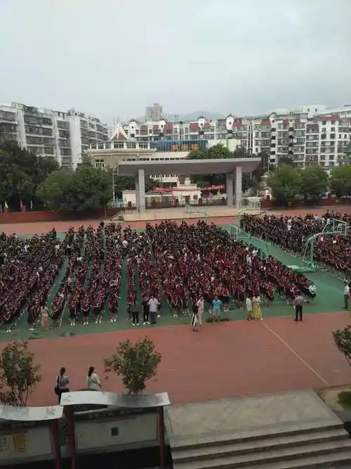 砺青中学开展防溺水国旗下讲话活动