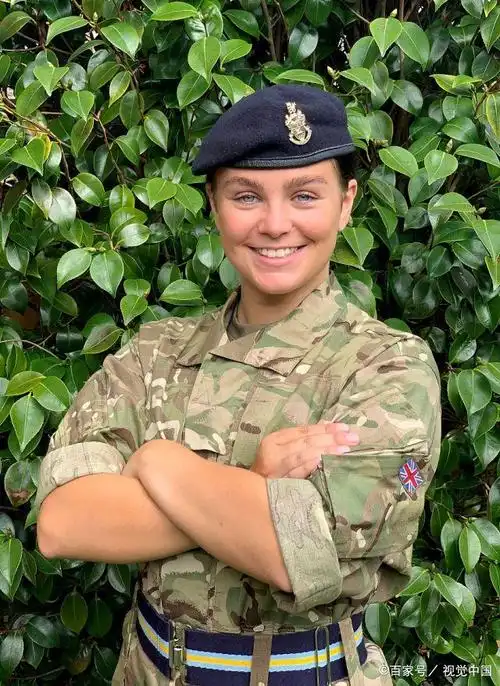 英国女兵走上t台参加选美从戎装到红装英姿依旧
