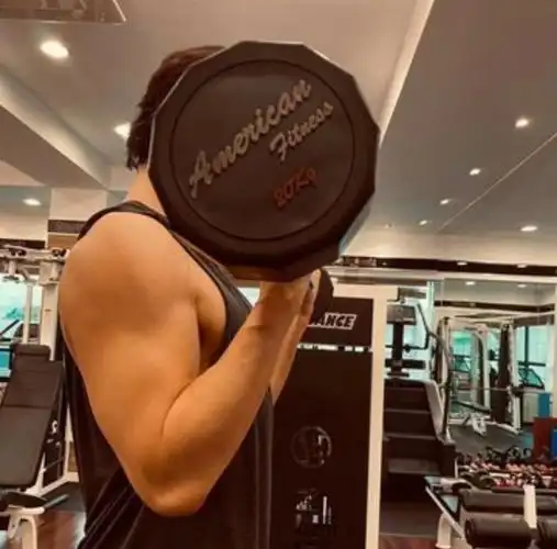 孔刘健美的外貌和魁梧的体格,吸引众多粉丝的目光,赢得无数女性粉丝的