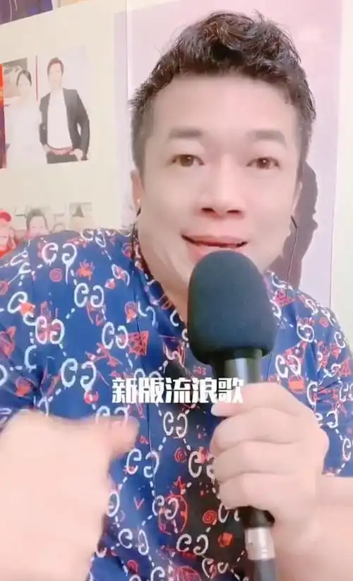 一首《流浪歌》唱了23年,今54岁陈星出镜,妻子韵味十足不输女星