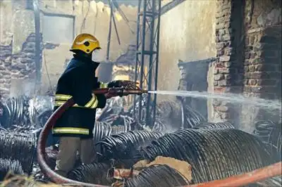 消防员在印度海得拉巴发生火灾的仓库灭火