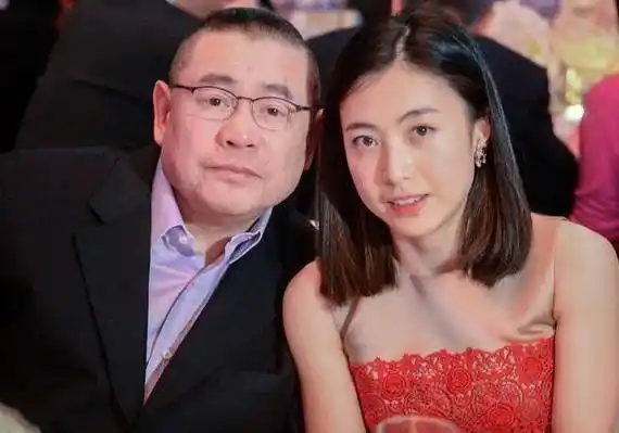 国外有80%的女性上完厕所也不洗手,和她们握手就恶心_大刘_女朋友