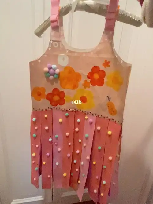 下半身裙摆是海绵纸做的,衣服上的画是海绵印拓画,买了压花做上身衣服