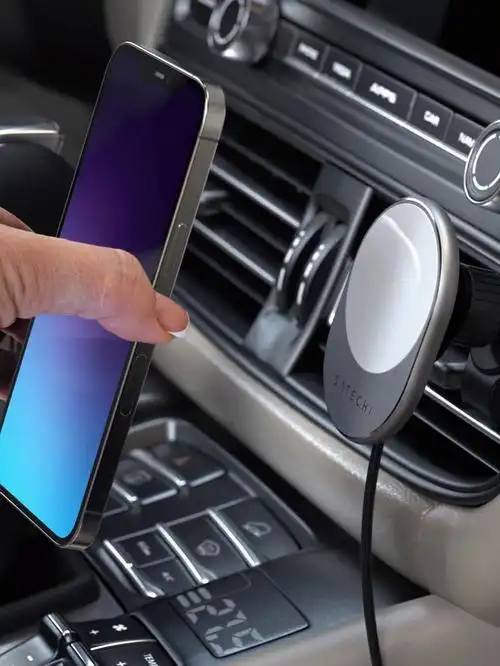 车载无线充电器01充电导航两不误