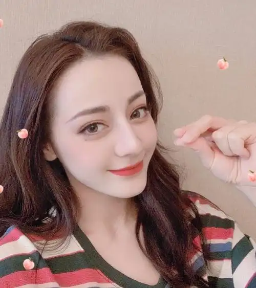 原创迪丽热巴终于染了新发色!在车上戴着口罩自拍,双眼皮精致