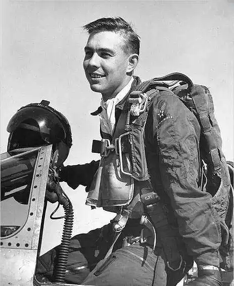 这位年仅19岁的志愿军飞行员,一举拿下美军"双料王牌空军英雄"