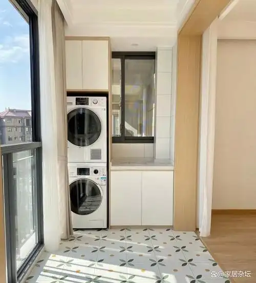 越来越多人不建议在阳台贴砖学学年轻人的做法好看还耐用