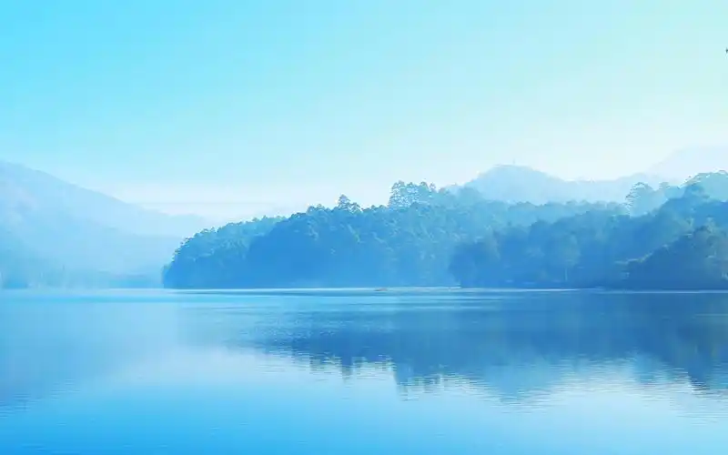 清澈湖水倒影唯美高清桌面壁纸