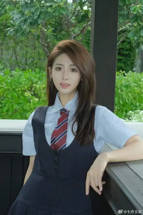 邢菲甜御风校服写真##邢菲是要走御姐路线了吗