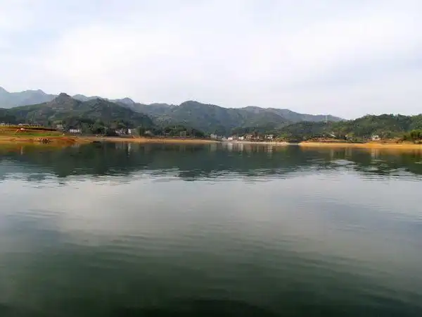 周六,天气晴好,与朋友畅游宜春飞剑潭水库,倘佯于青山绿水间,享受美景