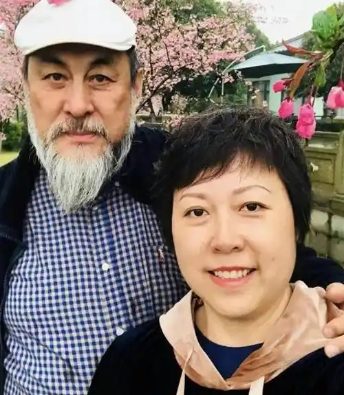 上百人送别,遗孀哭肿眼,六小龄童张艺谋等送花圈_大厅_妻子_陆树铭