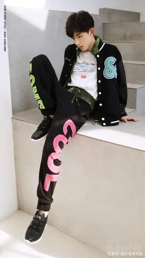 郭俊辰早秋运动风写真少年感十足,黑色运动装简约并不简单