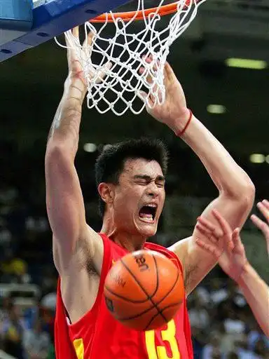 图文-中国男篮不敌欧洲冠军 姚明怒吼灌篮霸气十足