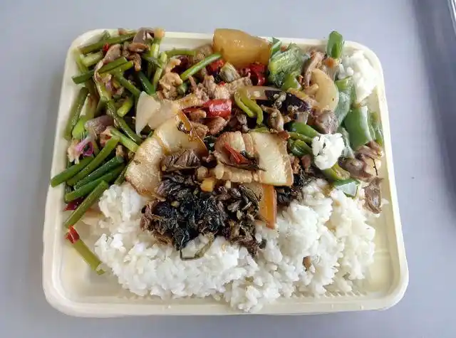 普速列车上的10元盒饭感觉这波不亏