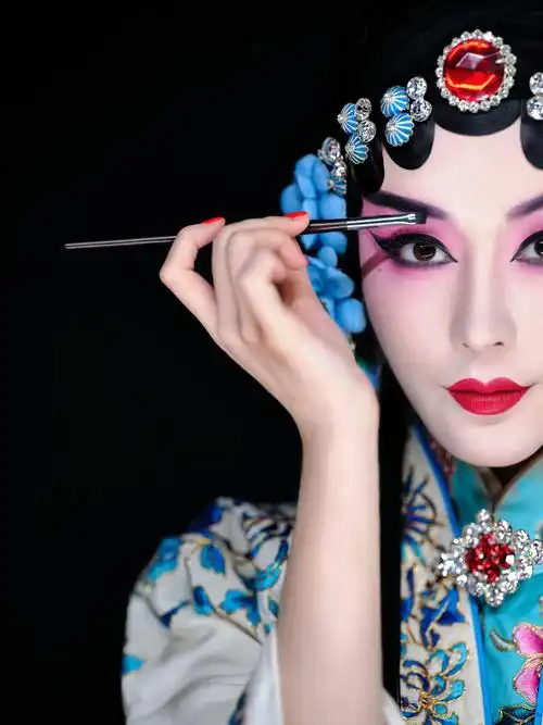 汤晶媚京剧造型国风大片 华贵清丽各有风情"睫毛精"令人羡慕