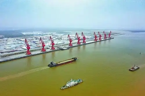 射阳港港口,运输船舶正向大海进发