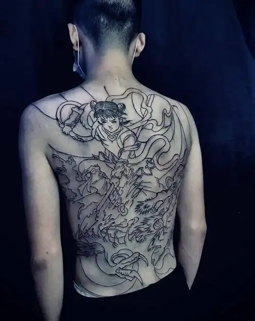 哪吒62满背线条纹身图片_背部纹身图案