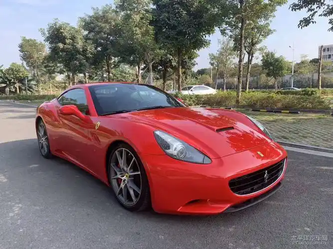 13法拉利加州红色黑内硬顶敞篷跑车碳纤方向盘运动模式